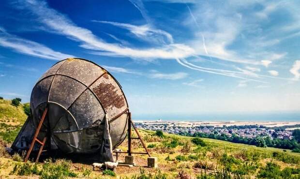 Сотни бетонных локаторов столетней давности смотрят на современные английские города. /Фото: fishki.net