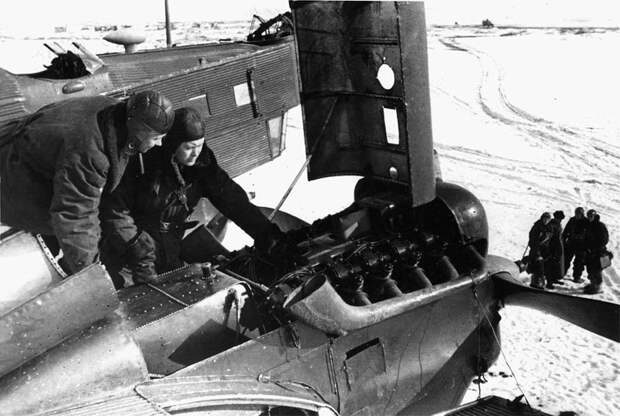 Osmotr-dvigatelya-M-17-na-bombardirovshhike-TB-3..jpg Osmotr-dvigatelya-M-17-na-bombardirovshhike-TB-3..jpg