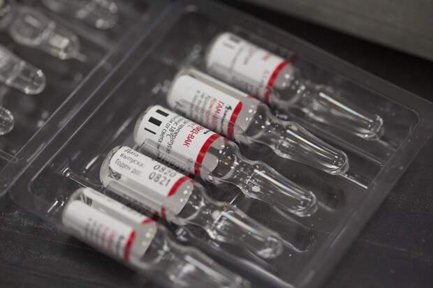 Защита от коронавируса при вакцинации «Спутником V» может продлиться два года