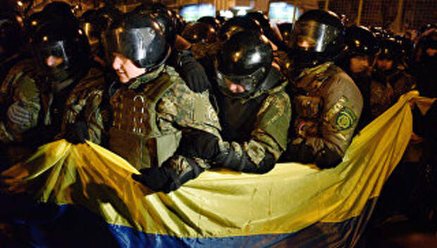 Сотрудники МВД Украины во время акции протеста в Киеве, приуроченной к третьей годовщине событий на Майдане