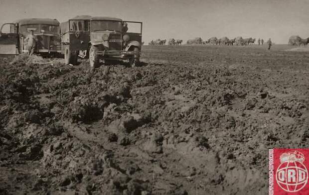 До наступления осенней распутицы в качестве дороги можно было использовать и пашню. Но передвигаться по ней могли далеко не все машины