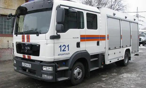 В Приморском районе спасатели пришли на помощь мужчине, который свисал из окна второго этажа, зацепившись ногой