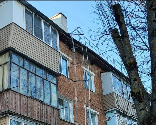 В Туле снег с крыши дома на Доватора, 10 снес ограждение