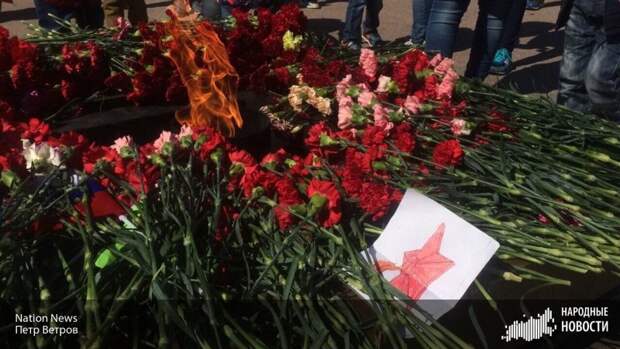 Петербуржцы возлагают цветы к Вечному огню на Марсовом поле