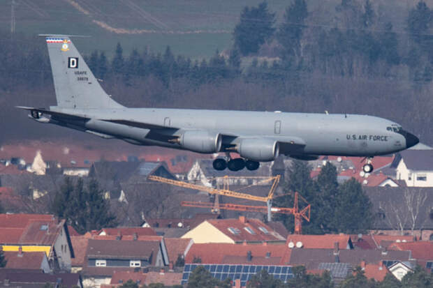 Американский самолет-заправщик подал сигнал бедствия рядом с островом Крит