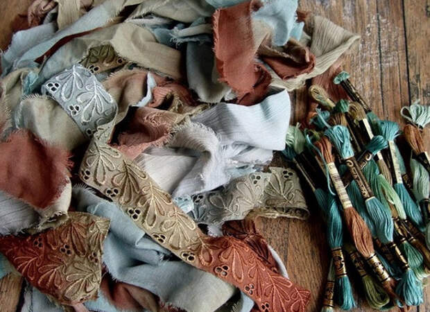 Эта умелица взяла в руки рубашку, краски и 11 лоскутков шириной 7 см. Результат — выше всех похвал!