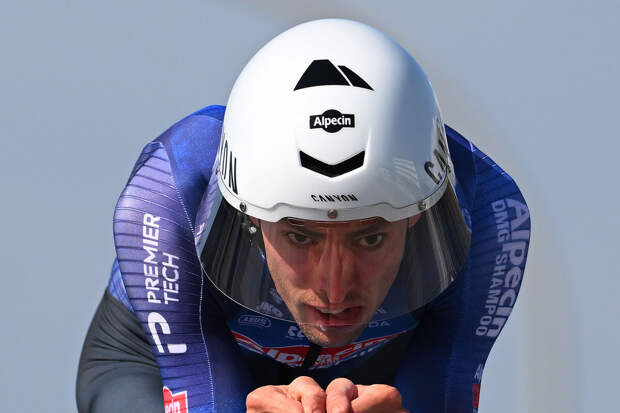 Австрийского велогонщика переехал мотоцикл во время многодневки в Италии