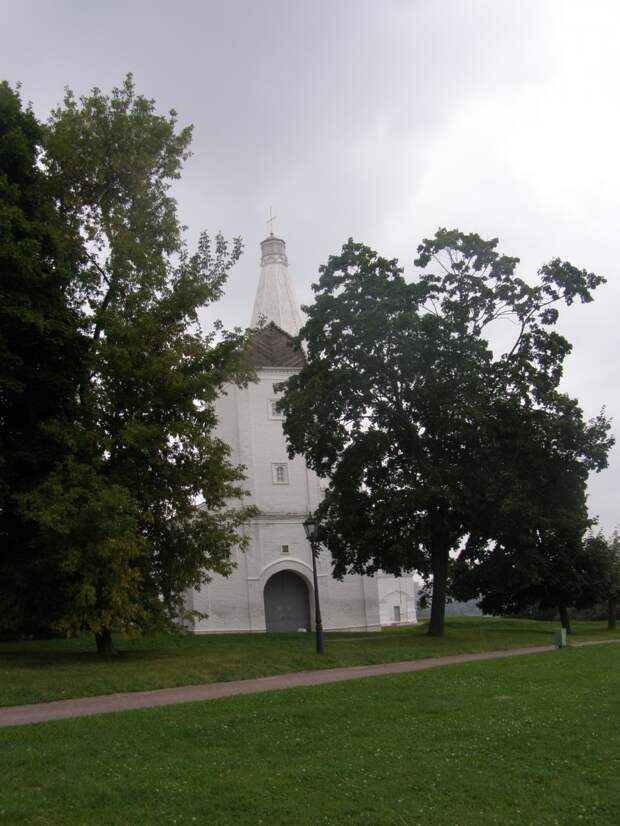 Прогулки по Коломенскому.  Георгиевская церковь и колокольня и Водовзводная башня.