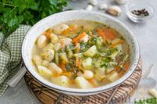 Фото к рецепту: Фасолевый суп с солёными огурцами