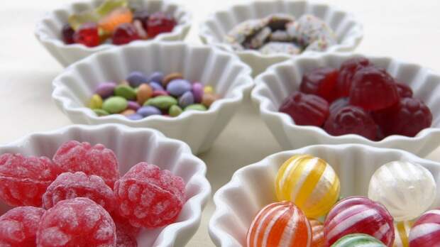 В Госдуме прокомментировали продажу сладостей в школах