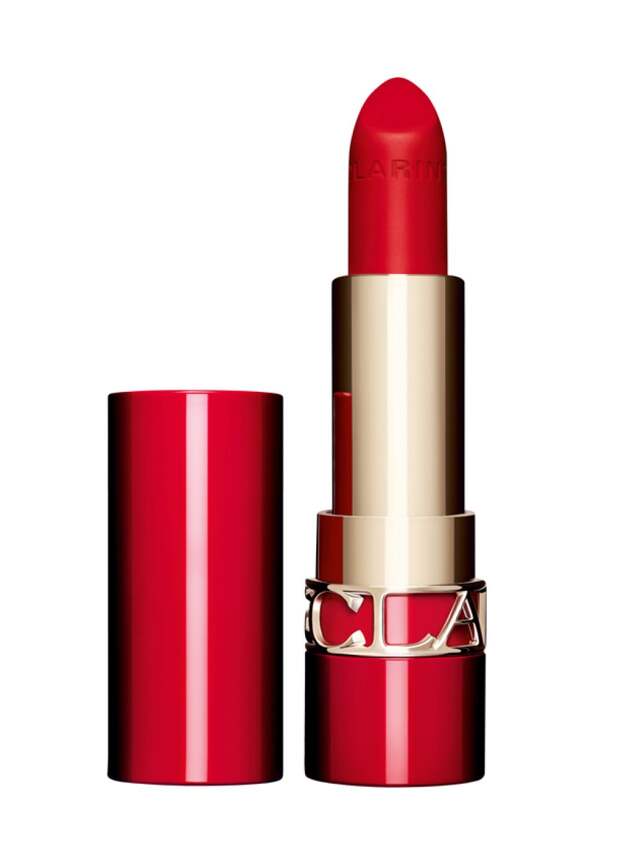 Губная помада Joli Rouge Velvet, оттенок 768 V Strawberry, Clarins, 2394 руб. («Золотое яблоко»)