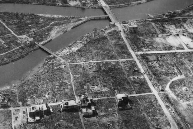 Хиросима — 64 года спустя 10. Вид эпицентра Хиросимы осенью 1945-го — полное разрушение после сброса первой атомной бомбы. На фотографии виден гипоцентр (центральная точка очага взрыва) — примерно над Y-образным перекрестком в центре слева. (U.S. National Archives)