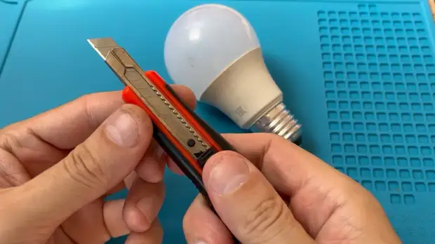 Теперь менять светодиоды в лампочке легче простого. Никаких паяльников ...