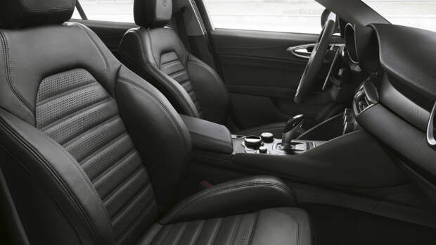 Седан получил вариант Veloce с 280-сильной «четверкой» и алюминиевым дизелем. Фото 1