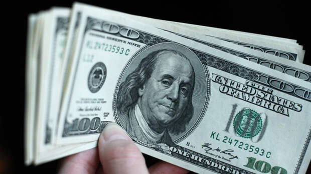 Доллар упал до 4-летнего минимума: что происходит с американской валютой