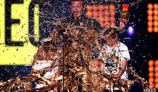 devida-bekhema-s-detmi-oblili-zolotoy-kraskoy-na-premii-kids-choice-sports-awards
