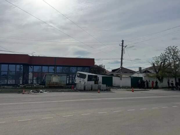 В Белогорске автобус врезался в стену дома