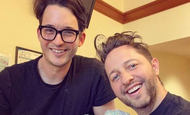 Писатель и телеведущий Дерек Бласберг и его партнер стали родителями близнецов