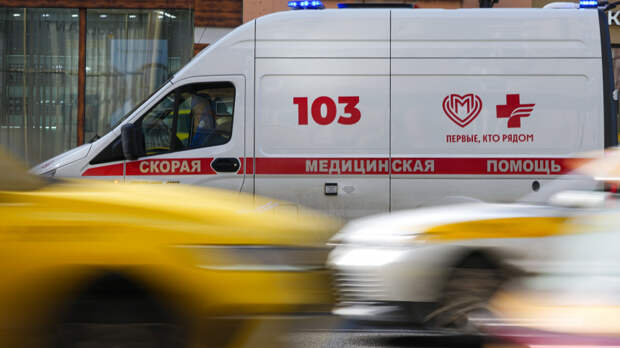 Женщина упала с моста на проезжую часть в центре Москвы