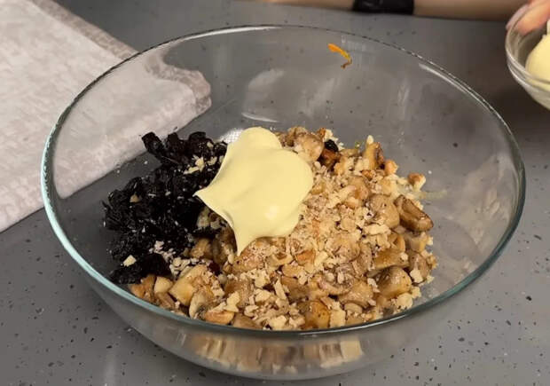 Салат «Лесник» с грибами и черносливом: делюсь рецептом сытной и ароматной закуски