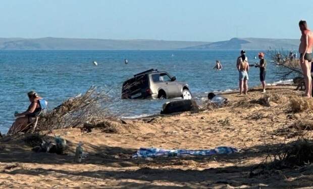 Нива на «водном дрифте»: в Керчи автомобиль заехал в море прямо на глазах у отдыхающих