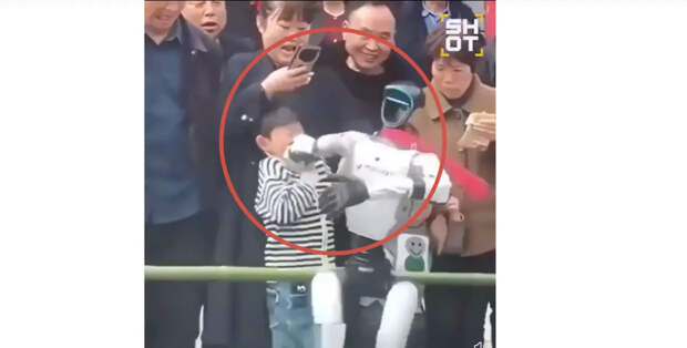 Есть видео, как танцующий робот Unitree напал на ребёнка в Китае