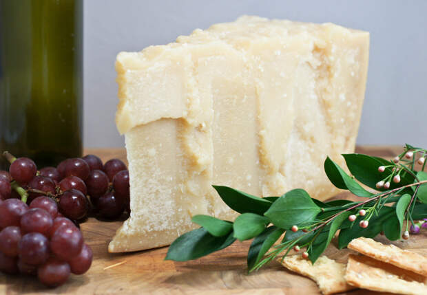 Королём итальянского твёрдого сыра считается пармезан за свой нежный вкус с пикантным послевкусием. Он включён в рацион космонавтов Международной космической станции, так как он богат витаминами и минеральными соединениями, отлично усваивается и является источником ценного концентрированного белка. (Artizone)