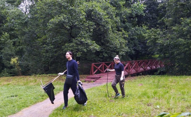 Волонтеры и специалисты прошли вдоль береговой линии пруда и собрали бытовой мусор/ГПБУ «Мосприрода»