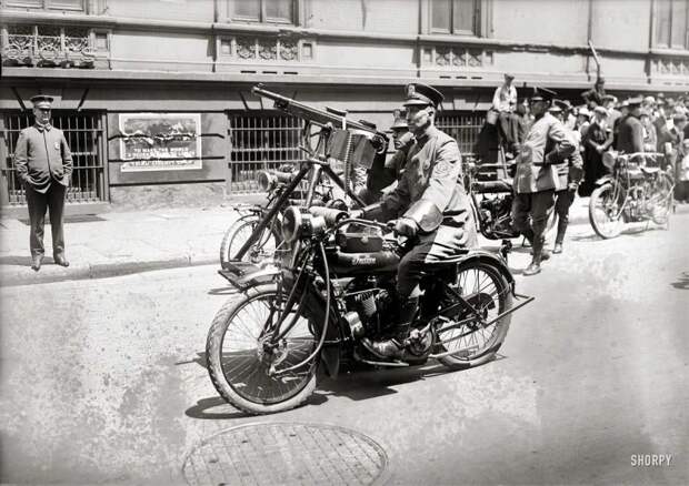 Полицейские на мотоцикле с коляской со станковым пулеметом (Нью-Йорк, 1918 год) авто, мото, мотоцикл, мотоциклы, олдтаймер, ретро техника, ретро фото, фото
