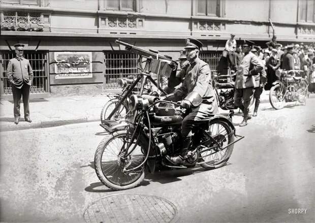 Полицейские на мотоцикле с коляской со станковым пулеметом (Нью-Йорк, 1918 год) Полицейские на мотоцикле с коляской со станковым пулеметом (Нью-Йорк, 1918 год) авто, мото, мотоцикл, мотоциклы, олдтаймер, ретро техника, ретро фото, фото
