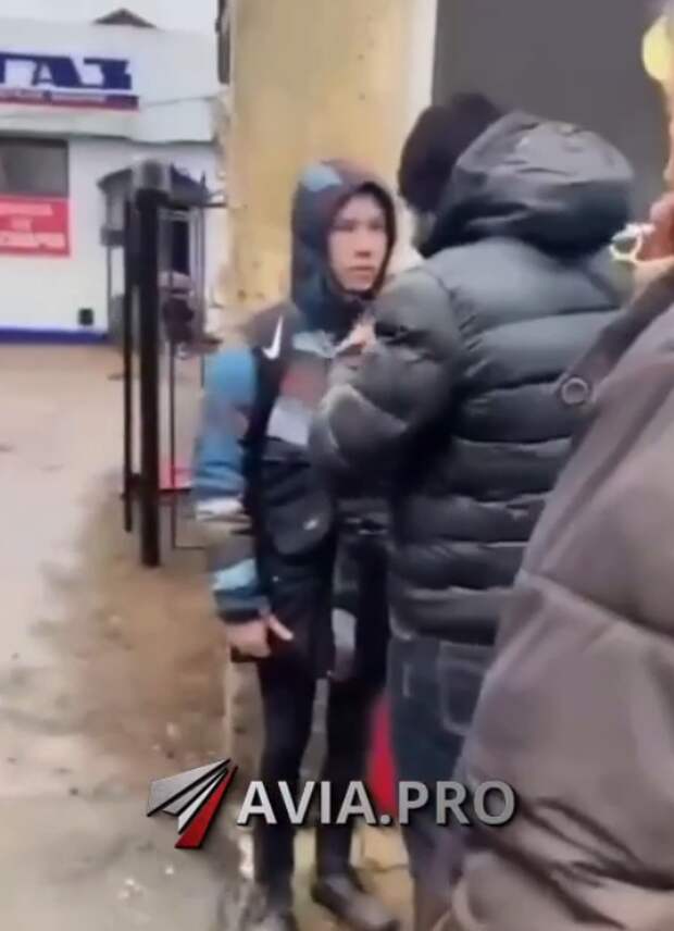 Несправедливый Исход Перепалки с Мигрантом Никита, молодой парень из Москвы, столкнулся с неожиданным исходом после конфликта с взрослым мужчиной азербайджанского происхождения, который, по его...