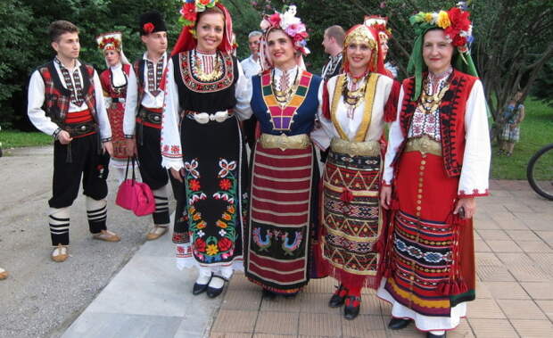 Болгарские национальные наряды./Фото: megapolus-nn.ru