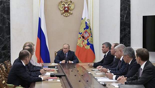 Владимир Путин проводит заседание с постоянными членами Совета безопасности РФ. 25 августа 2017 Владимир Путин проводит заседание с постоянными членами Совета безопасности РФ. 25 августа 2017
