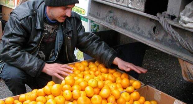 Есть мандарины и апельсины килограммами вредно, даже в преддверии Нового года. /Фото: gdb.rferl.org