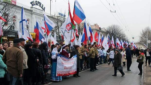 В праздничном шествии приняли участие 5000 жителей Симферополя