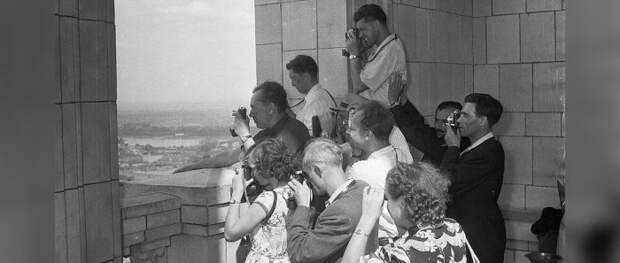 Советские туристы в Варшаве, 1955 год./Фото: g4.nh.ee