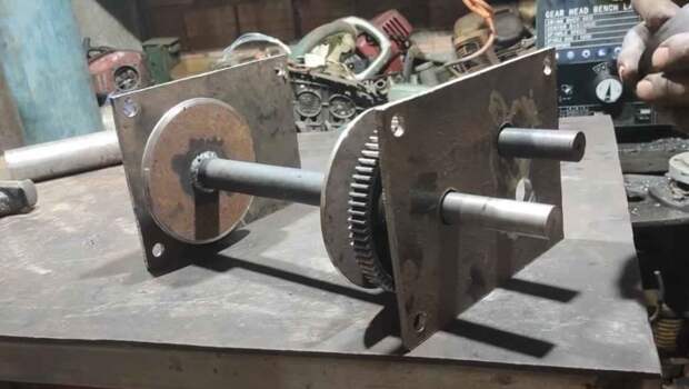 Как сделать мощную ручную лебедку — сможет вытянуть даже закопанный в землю бетонный столб Как сделать мощную ручную лебедку — сможет вытянуть даже закопанный в землю бетонный столб