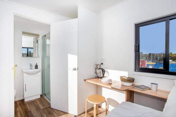 Основная зона оформлена под рабочее место и спальню. | Фото: designerecotinyhomes.com.au. Основная зона оформлена под рабочее место и спальню. | Фото: designerecotinyhomes.com.au.