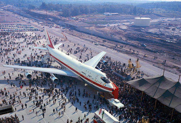 Первая выкатка Boeing-747-100 на заводе в Эверетте, 30 сентября 1968 года. Фото: архив Boeing