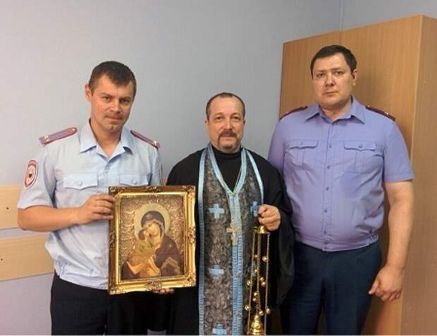 Красноярским полицейским подарили Казанскую икону Божией Матери Красноярским полицейским подарили Казанскую икону Божией Матери