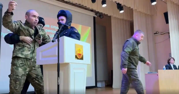 "В Чувашии ветерану СВО не дали выступить на слушаниях. Полиция силой увела его со сцены": Правда? Давайте разбираться