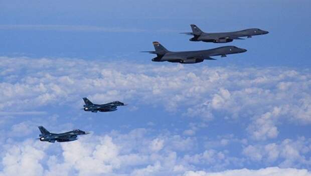 Бомбардировщики B-1B ВВС США в сопровождении истребителей F-16 совершают демонстративный полет над территорией Южной Кореи. 13 сентября 2016