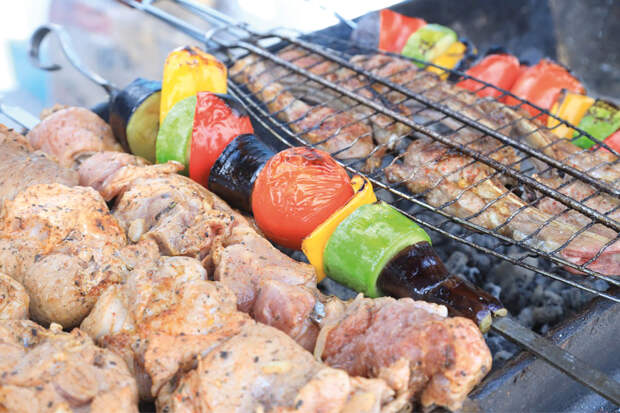 Диетолог рассказала, чем опасно переедание в новогоднюю ночь