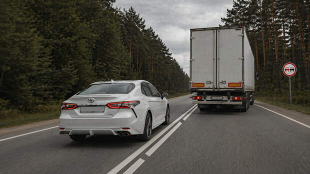 ГАИ разъяснила, что будет, если завершить обгон через сплошную после прерывистой