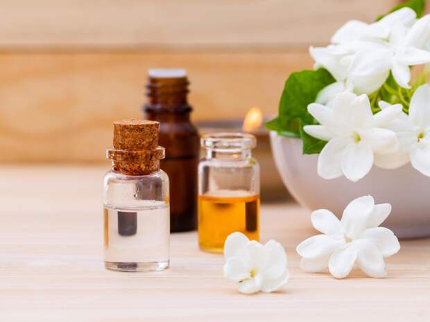 aroma-oil-bottles-arranged-with-jasmine-free-photo
