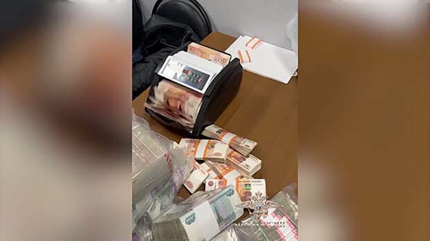 Набитый деньгами черный чемодан из сгоревшей почты в российском регионе попал на видео