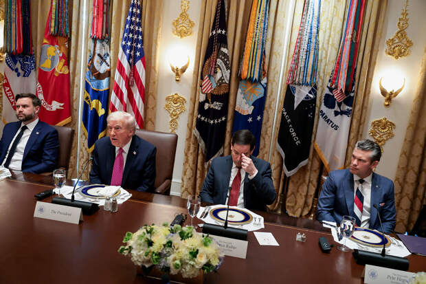 Бизнесмен Дотком: администрация президента Трампа разваливается