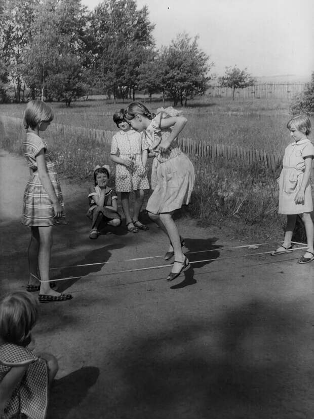 Игра в резиночку, СССР. Фото: multiurok.ru