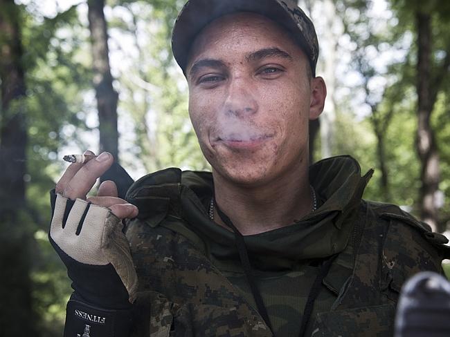 Smoking cigarettes and waiting ... the separatists are waiting for the Ukrainian troops. 