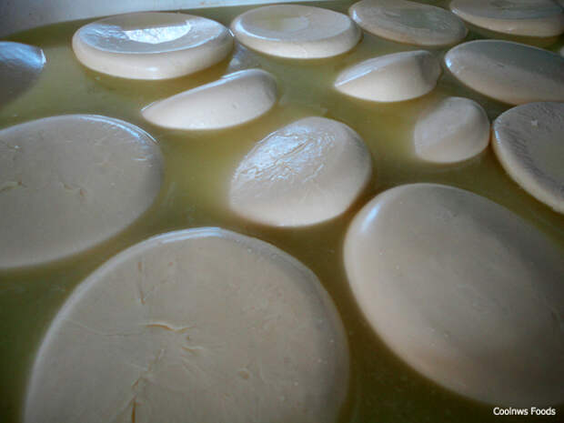 Головки сыра сулугуни